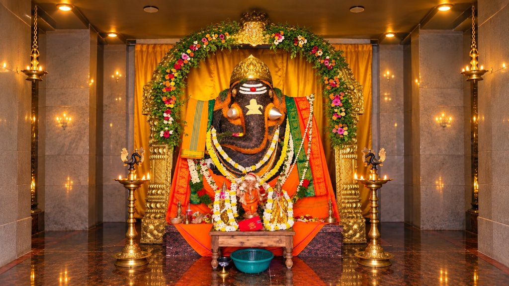 Sri Lakshmi Ganapati Swayambhu deity at Alugunuru temple - Garbhagriha Moolavirat Darshan